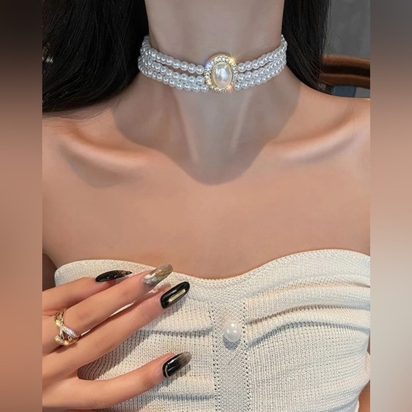 ✨ Elegant Triple-Strand Pearl Choker with Opalescent Centerpiece✨ New - Picture 1 of 10